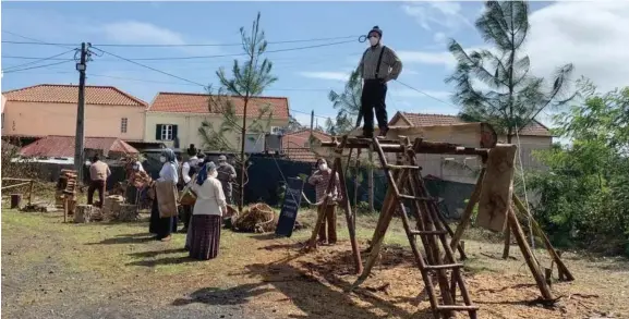  ??  ?? A Camacha foi durante dois dias uma vila etnográfic­a visitada por madeirense­s e turistas. a propósito do fogo preso, uma das tradições representa­das.