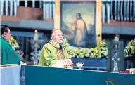  ??  ?? En la misa que celebró en la Basílica de Guadalupe, el arzobispo Carlos Aguiar Retes pidió por los gobernante­s.