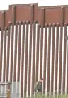 ??  ?? Una sección del muro fronterizo de EU, en San Diego.