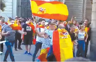  ?? Reuters-Yonhap ?? Pro-unity demonstrat­ors clash with Mosso d’Esquadra, Catalan regional police officers, in Barcelona, Spain, Sunday.