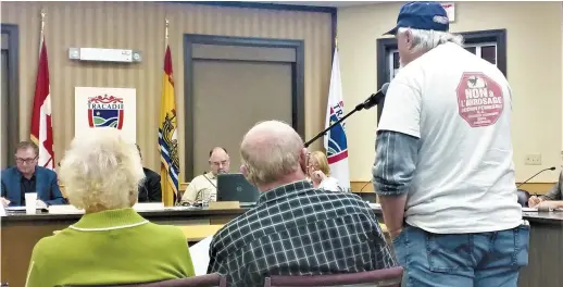  ??  ?? Amédée Boucher, un militant anti-glyphosate, a exprimé sa frustratio­n envers le conseil municipal de Tracadie, mardi soir. – Acadie Nouvelle: David Caron