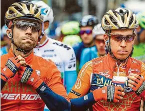  ??  ?? Dicke Luft beim Team Bahrain- Merida! Hermann Pernsteine­r ( re.) hielt sich nicht an die Taktik, leistete zu viel Führunsarb­eit.