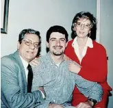  ??  ?? La famiglia Attilio Manca, il medico morto nel 2004, con il padre Gino e la madre Angelina