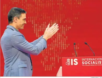  ?? CHEMA MOYA / EFE ?? Pedro Sánchez aplaude ayer en Madrid tras ser elegido presidente de la Internacio­nal Socialista ayer en Madrid.