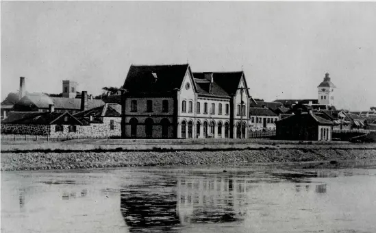  ?? Bild: Järnvägsmu­seet ?? Varberg station i sitt ursprungli­ga skick i början på 1880-talet – och med havet som närmaste granne.