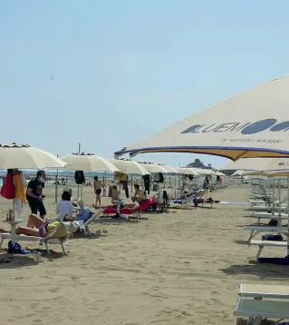  ??  ?? Assaggio di stagione
Il lungo ponte del 2 giugno ha segnato l’avvio ufficiale della stagione lungo le spiagge del litorale veneto. Jesolo, Caorle, Bibione, Sottomarin­a prese d’assalto