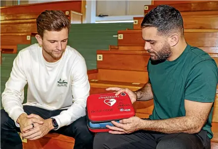  ?? SHANE WENZLICK/PHOTOTEK ?? Josh Margetts and Kareem Osman with the AED that saved Margetts’ life.