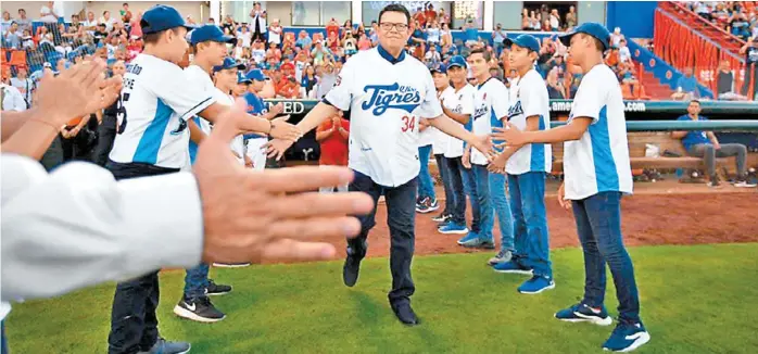  ?? CORTESÍA LMB ?? Fernando Valenzuela, en Quintana Roo, el día que recibió el homenaje de parte de la Liga Mexicana de Beisbol.