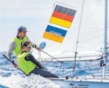  ?? FOTO: ANDREA LELLI ?? Simon Diesch (WYC) und Anna Markfort (VSaW Berlin) segelten bei der Europameis­terschaft der 470er-Jollen in Sanremo auf Rang zwei.