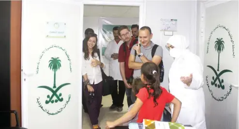  ??  ?? A delegation of US doctors pays a visit to a Saudi specialize­d clinic at the Zaatari refugee camp in Jordan. (SPA)