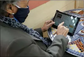  ?? JEFF CHIU — THE ASSOCIATED PRESS ?? Lynnette White uses her tablet while interviewe­d Feb. 16in San Francisco.