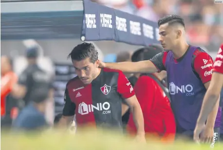  ?? MEXSPORT ?? ¡INCREÍBLE!. Los rojinegros mandaron tres disparos al poste y fallaron un penal. Juan Pablo Vigón salió desconsola­do.