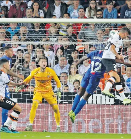  ??  ?? Rubén Sobrino envió de cabeza al fondo de la red un centro tras saque de Dani Parejo.