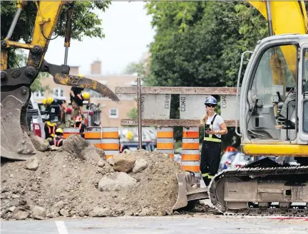  ?? ALLEN McINNIS ?? An Énergir crew monitors the site Monday after workers punctured a natural-gas line while connecting a home on Girouard Ave. to the city’s sewer system. The McGill University Health Centre superhospi­tal and 8,000 homes had their power cut for an hour...