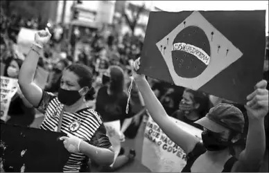  ??  ?? Braziliane­n met mondmasker­s en handschoen­en op straat. (Foto: De Telegraaf)