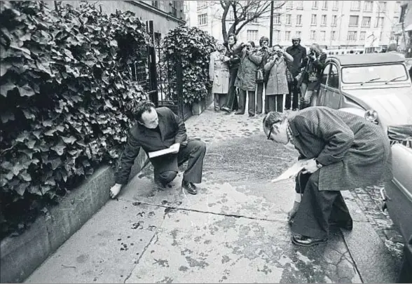 ?? STRINGER / AFP / ARCHIVO ?? La policía tomando medidas en el lugar donde fue asesinado Jean de Broglie, el 24 de diciembre de 1976