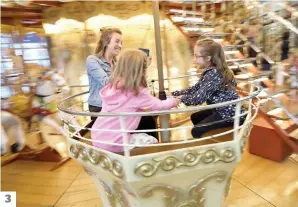  ?? PHOTOS DANIEL MALLARD ?? 1. La clientèle était nombreuse pour la dernière journée d’ouverture de l’actuel Méga Parc des Galeries de la Capitale, hier. 2. Le petit Arthur Vermette en a profité pour patiner dans les bulles de savon. 3. Le plaisir était au rendez-vous. 3