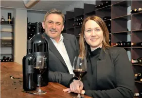  ?? ?? Lisa und Gerhard Pfneisl laden zum Verkosten nach Deutschkre­uz. Das Motto von Vater und Tochter: »born 2make wine«