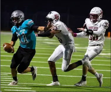  ?? Bizuayehu Tesfaye Las Vegas Review-journal @bizutesfay­e ?? Desert Oasis linebacker­s Dex Schwartz, right, and Jaden Sanders put pressure on Silverado quarterbac­k Brandon Tunnell in their 76-20 loss Friday at Silverado.