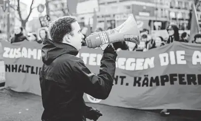  ?? FOTO PROFIMEDIA ?? Proti Alternativ­ě pro Německo a jejím pravicově extremisti­ckým strukturám vyšli protestova­t i lidé v Kolíně nad Rýnem