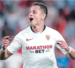  ??  ?? MATADOR. Chicharito Hernández festeja su gol que sirvió para el triunfo del Sevilla contra el Apoel.