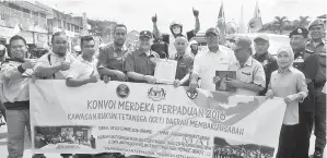  ??  ?? ARIFFIN (lima dari kiri) bersama Marhadi (empat dari kiri) dan Awang Anak (enam dari kiri) bergambar bersama semasa Pelancaran Konvoi Merdeka Perpaduan 2016.