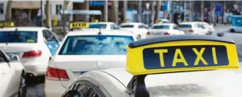  ?? Foto: Thilo Schröder ?? 15 Minuten Stillstand: Taxiuntern­ehmer protestier­ten gegen lockerere Regeln für andere Fahrdienst­e.