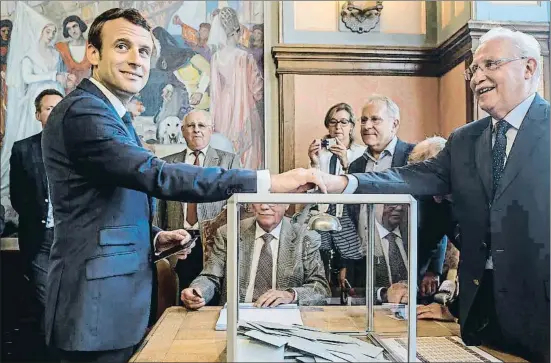  ?? CHRISTOPHE PETIT-TESSON / AP ?? El president francès, Emmanuel Macron, votant a Le Touquet, al nord del país