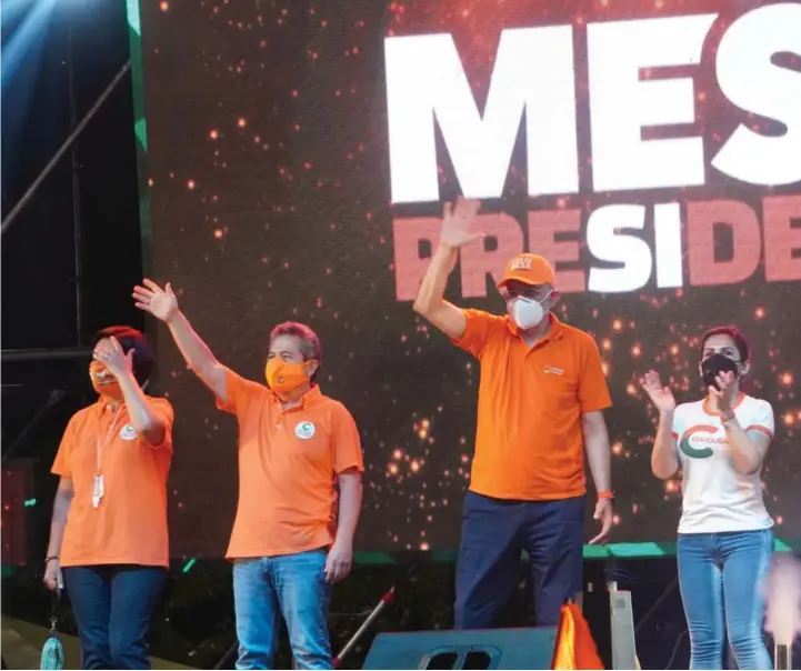  ??  ?? Carlos Mesa har vært president før og stiller søndag i presidentv­alget i Bolivia.