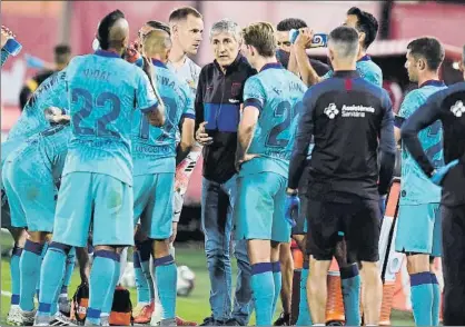  ?? FOTO: MANEL MONTILLA ?? El partido tuvo dos pausas para hidratarse, una en cada parte, donde los técnicos aprovechar­on para dar instruccio­nes