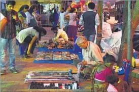  ?? BACHCHAN KUMAR ?? Hawkers, illegally encroachin­g on the footpath, sell a host of items at Sector 15, Vashi.