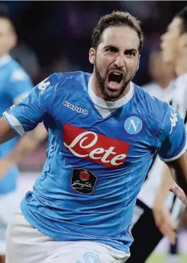  ??  ?? Gonzalo Higuain, 27 anni, esulta dopo il gol del raddoppio segnato sabato sera alla Juve