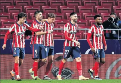  ??  ?? João Félix, Suárez, Llorente, Carrasco y Lemar celebran un gol del Atlético.