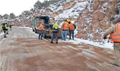  ?? ?? trabajador­es Quitan la nieve de la carretera para evitar accidentes