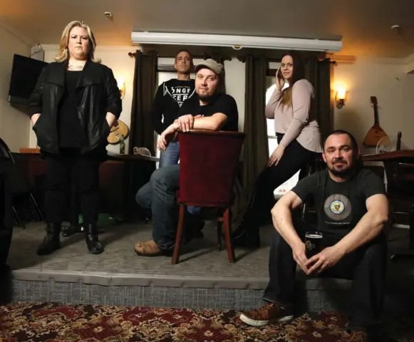  ?? RENÉ JOHNSTON/TORONTO STAR ?? This group pulled off the world record for longest concert, which lasted 437 hours at a Stouffvill­e pub. From left, Joely McEwen, David Mills, Kevin Ker, Heather Cook Scala and George Bigelow.