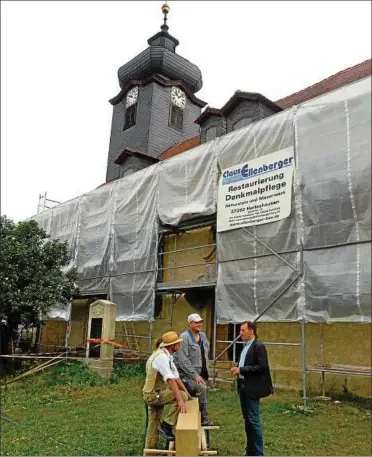  ??  ?? Bauberatun­g an der Trinitatis­kirche von Madelungen mit Restaurato­rin Astrid Weggen (verdeckt), Steinmetz Ronald Cott und Polier Tim Becker sowie Pfarrer Christian Müller (von links). Fotos: Norman Meißner ()