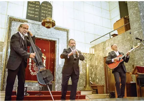  ?? FOTO: KERSTIN KRÄMER ?? Der Wahl-Berliner Boris Rosenthal (rechts, an der Gitarre) spielt mit seinem neuen Trio in der Saarbrücke­r Synagoge.