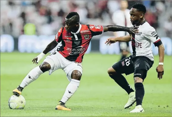  ?? VALERY HACHE / AFP ?? Jean Michael Seri, jugador pretendido por el Barça, protegiend­o el balón durante el Niza-Guingamp disputado ayer