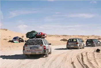  ??  ?? Das anstrengen­dste Stück der Benefiz-Rallye Dresden-Dakar-Banjul war die Fahrt durch die Sahara. Hans-Jörg Koch erlitt eine Lebensmitt­elvergiftu­ng.