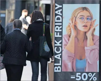  ?? / PACO PUENTES ?? Carteles de Black Friday en comercios del centro de Sevilla.