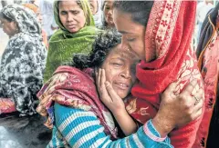  ?? NYT ?? Relatives mourn outside a mortuary in New Delhi on Thursday after sporadic violence continued to flare in India’s capital.