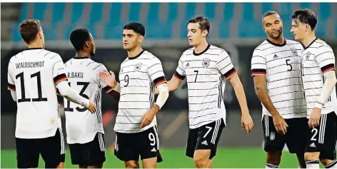  ?? FOTO: MICHAEL/DPA ?? Wer wird wohl in den Nations-League-Spielen noch auf dem Platz stehen? Gegen Tschechien durften sich Torschütze Luca Waldschmid­t, Ridle Baku, Mahmoud Dahoud, Florian Neuhaus, Jonathan Tah und Robin Koch (von links) für weitere Einsätze und die EM im kommenden Sommer empfehlen.