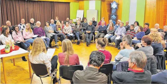  ?? FOTO: SCHWENK ?? Schülerinn­en des Instituts Sankt Loreto in Ellwangen stellten beim Tag der Kirchengem­einderäte die Phasen der Ausbildung und ihre interessan­ten Inhalte vor.