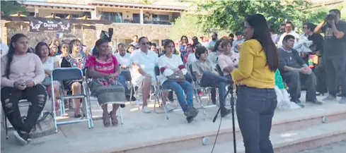  ??  ?? La alcaldesa de Los Cabos, Armida Castro Guzmán celebra la organizaci­ón de las sociedad.