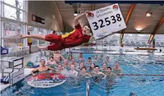  ?? FOTO: UWE MISERIUS ?? „Powern für Pänz“mit Rekord: Mehr als 32.000 Euro kamen am Wochenende beim 24-Stunden-Schwimmen im Calevornia zusammen.