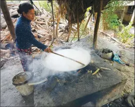  ?? ?? Chin Ith boils palm juice to turn it to sugar at Trapang Ampel village.