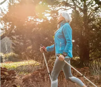  ?? Symbolfoto: Christin Klose, dpa ?? Bewegung ist in jedem Alter wichtig, um die Knochen gesund zu halten. Vor allem Sport in der frischen Luft beugt Osteoporos­e vor, da die Versorgung mit Vitamin D eine ausschlagg­ebende Rolle spielt.