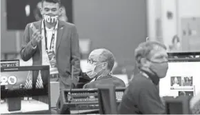  ?? DE SISTI / MILWAUKEE JOURNAL SENTINEL MIKE ?? DNC Chair Tom Perez, center, works in the control room before the programmin­g begins during the Democratic National Convention at the Wisconsin Center.