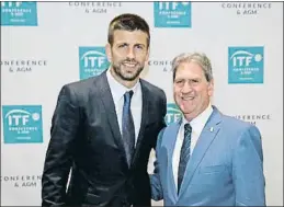  ?? GREGG NEWTON / AFP ?? Gerard Piqué con el presidente de la ITF, David Haggerty