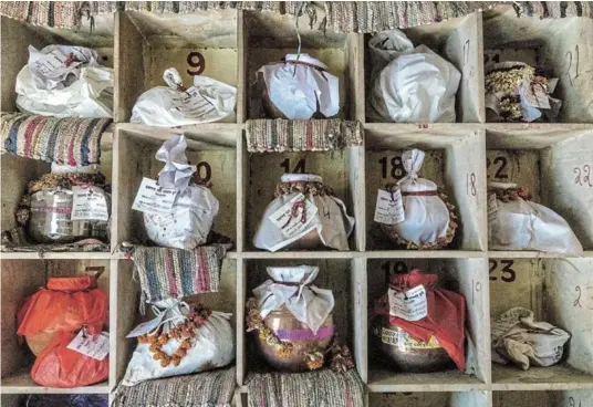  ?? Picture: REUTERS / DANISH SIDDIQUI ?? MEMORIES: Urns containing ashes after final rites and the cremation of people await immersion due to lockdown, at a crematoriu­m in New Delhi.